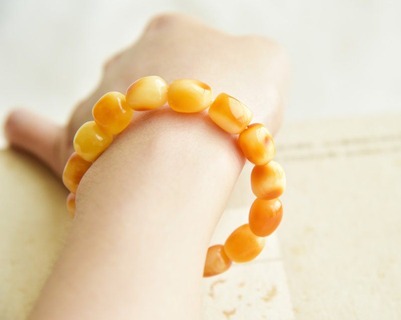 Amber natural amber large size conformal bead belt original leather original simple bracelet - สร้อยข้อมือ - เครื่องเพชรพลอย สีเหลือง