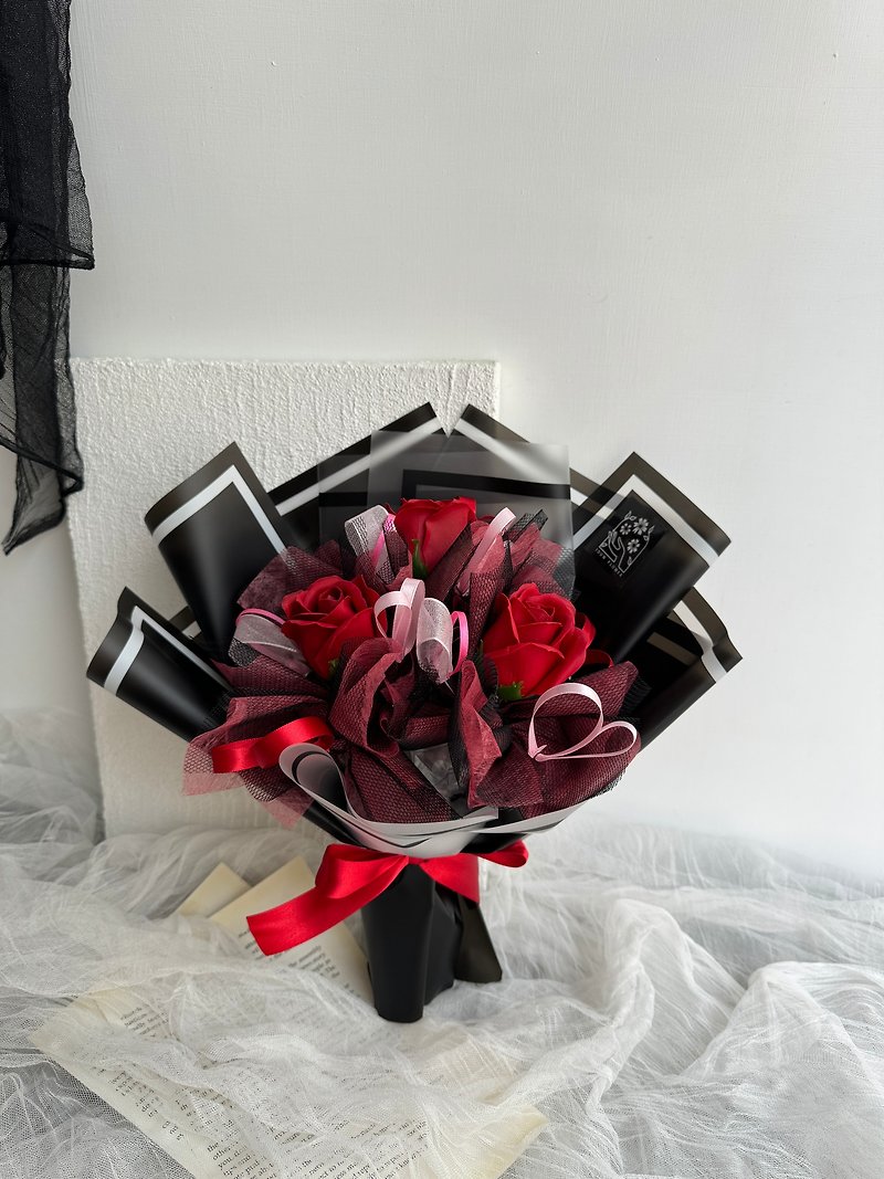 伊登花室 紅玫瑰 皂花 織布紗手拿花束 單束販售 - 乾花/永生花 - 植物．花 紅色