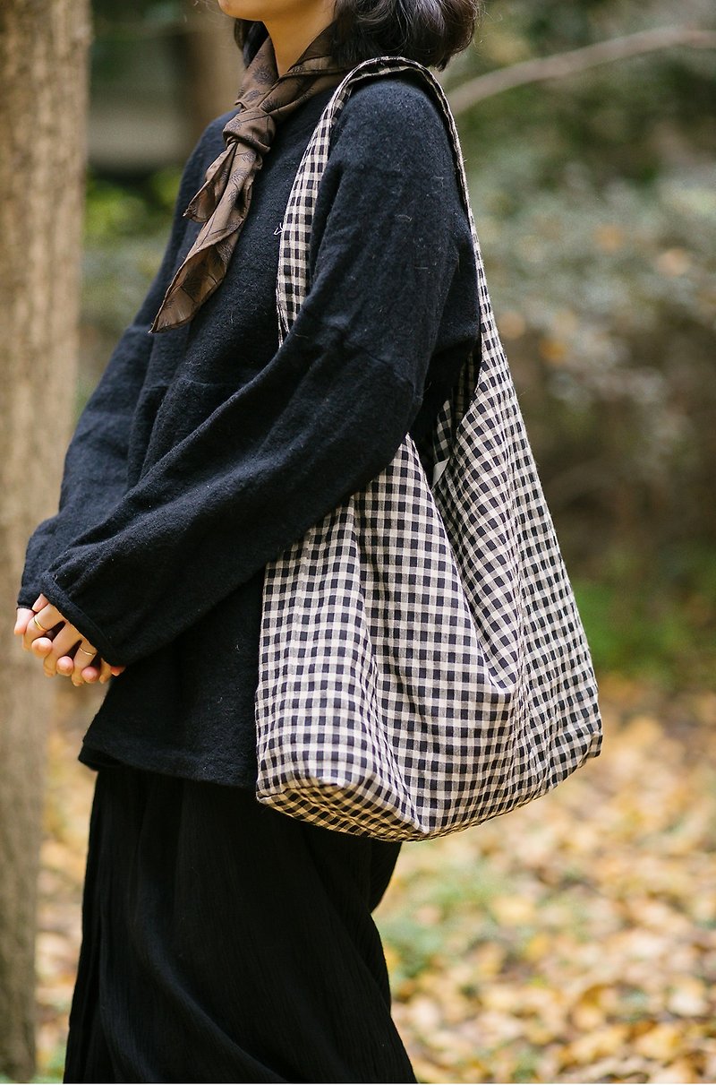 Afternoon plaid Japanese style shoulder cloth bag cotton linen bag - กระเป๋าแมสเซนเจอร์ - ผ้าฝ้าย/ผ้าลินิน สีดำ