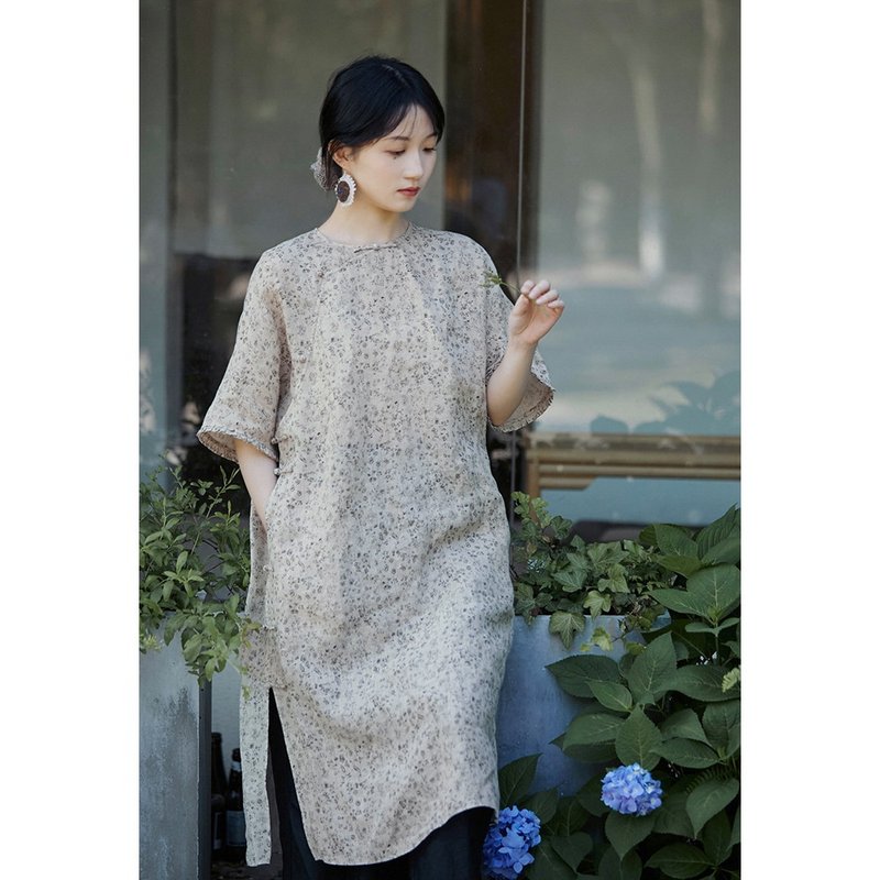 Plum blossom floral linen round neck short sleeves oblique lapel Chinese cheongsam - Qipao - Cotton & Hemp 