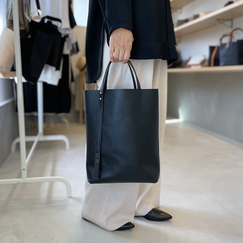 [2024 resale] 2WAY handle A4 size cow shrink leather tote bag [Black] - กระเป๋าถือ - หนังแท้ สีดำ