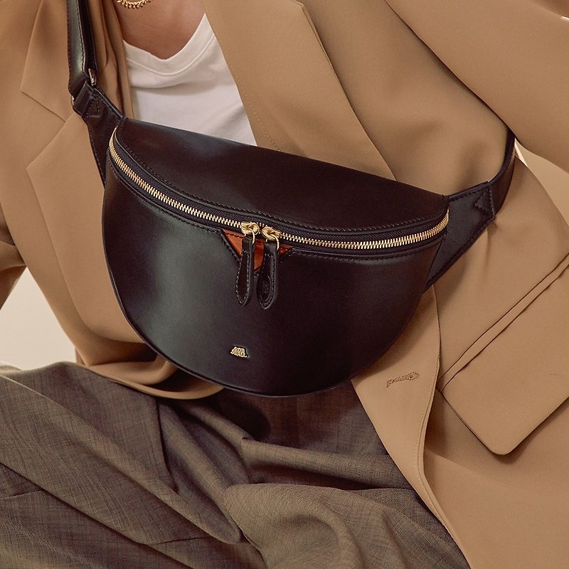 【SOBDEALL】Vegetable tanned leather triangle cross-body bag - กระเป๋าแมสเซนเจอร์ - หนังแท้ สีนำ้ตาล