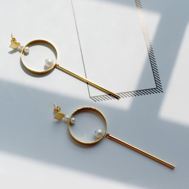 MissQueeny lantern No. 2 long pearl earrings natural pearl circle earring / earrings - Earrings & Clip-ons - Paper Gold