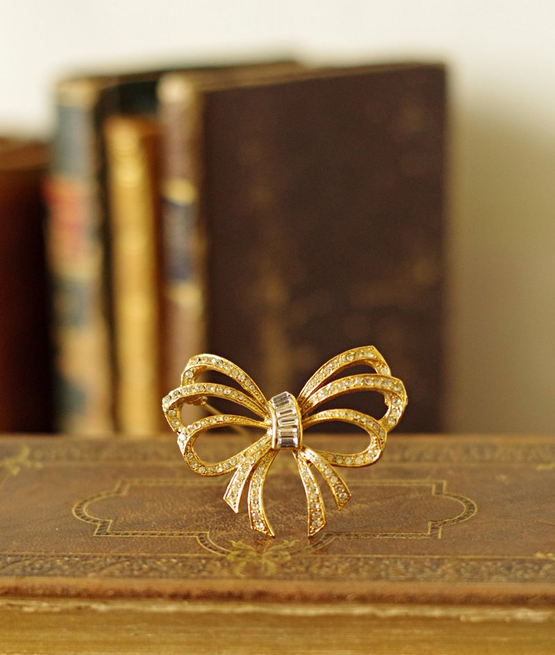 Antique gold transparent Stone bow ribbon brooch B1724 - เข็มกลัด - โลหะ สีทอง