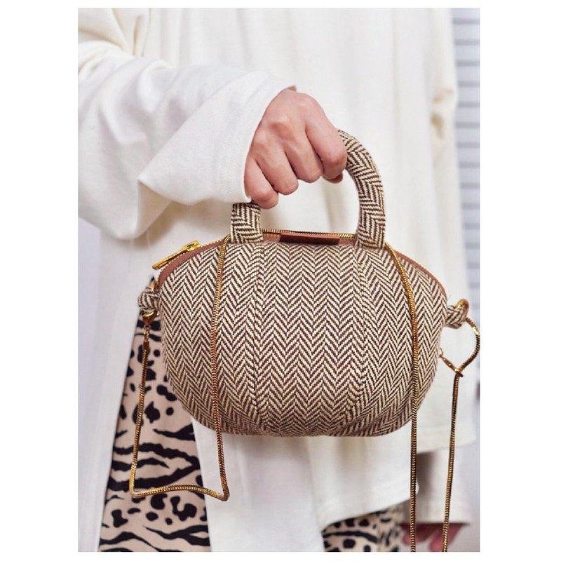 【BUBBLEOG】Coffee colored wool herringbone pattern gold chain side shell bag - Messenger Bags & Sling Bags - Wool 