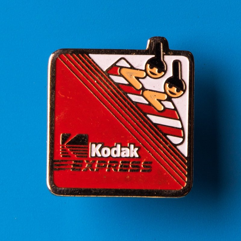 桑惠商號 KODAK柯達 Kodak express 吉祥物少女 古董徽章 - 胸針 - 其他金屬 紅色