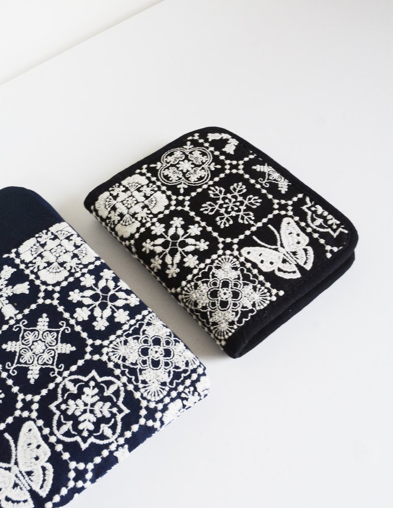 文藝布面刺繡 手工客製 旅行護照包 大容量 零錢位 大鈔位 多卡位 - 護照夾/護照套 - 棉．麻 黑色