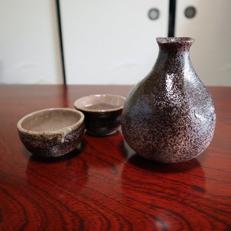 Japanese style Sake bottle and sake cups set handcrafted pottery made in Japan - แก้วไวน์ - ดินเผา 