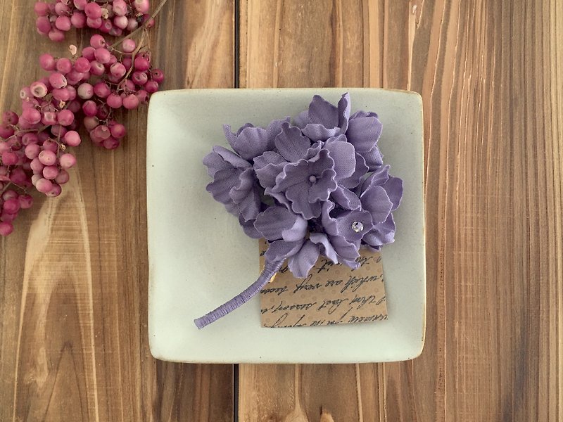 Hydrangea corsage (purple) - เข็มกลัด - ผ้าฝ้าย/ผ้าลินิน สีม่วง