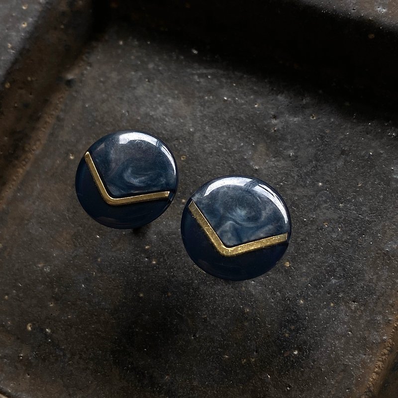 Deep gray gold V vintage earrings L (clip type/pin type) - ต่างหู - พลาสติก สีเทา
