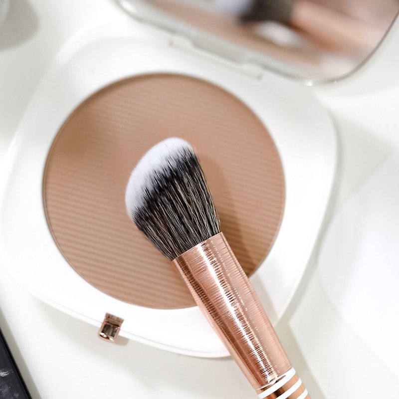 F06 - Flat Angled Makeup Brush - 彩妝刷具/鏡子/梳子 - 其他材質 白色