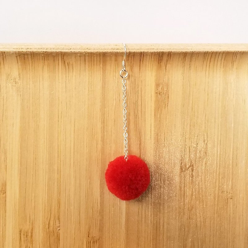 Single - Red pom pom - ต่างหู - ผ้าฝ้าย/ผ้าลินิน สีแดง
