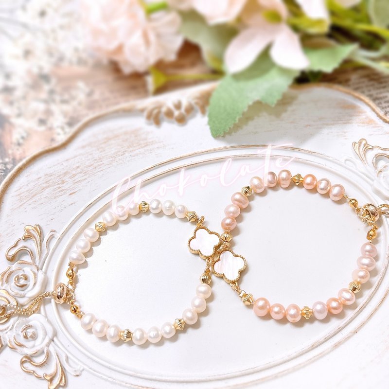 Shell four-leaf clover x freshwater pearl bracelet Freshwater Pearl - Bracelets - Pearl White