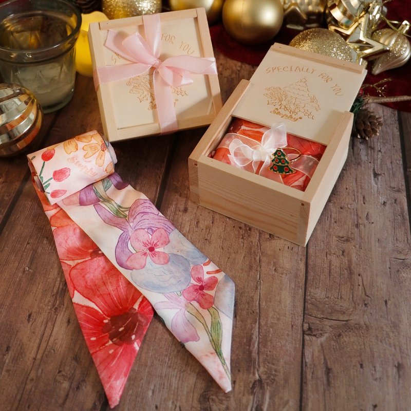 [Christmas Ornaments] Christmas limited edition wooden gift box | Long scarf with Christmas tree scarf button set - ผ้าพันคอ - ผ้าไหม 