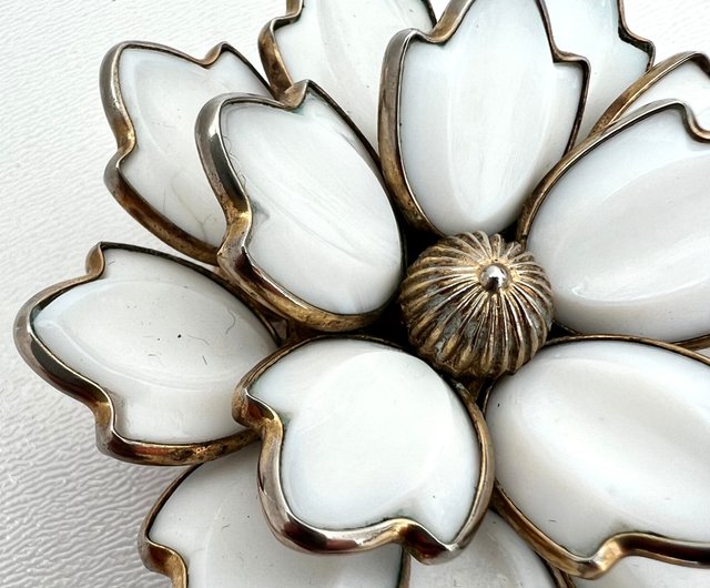 Trifari アンティーク ホワイト フラワー ハナミズキ ブローチ | 1950