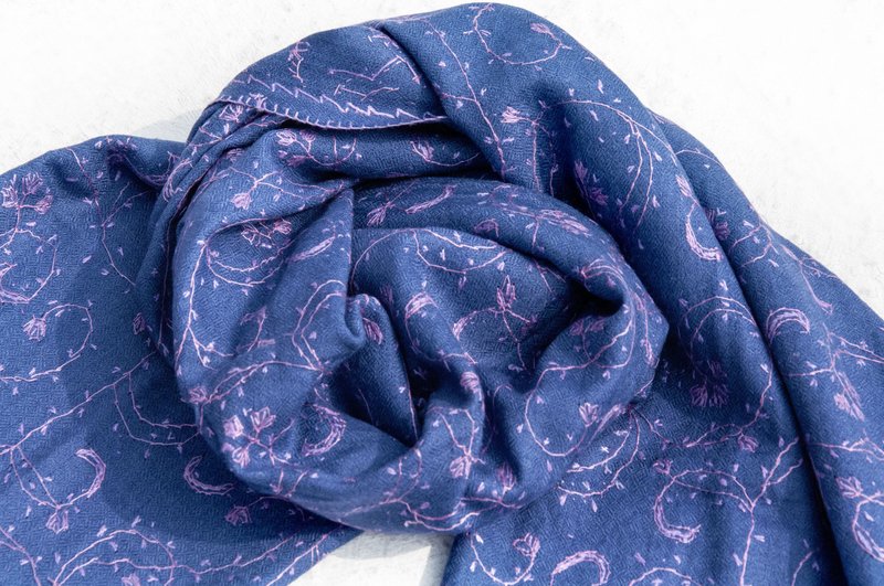 喀什米爾Cashmere/羊絨圍巾/純羊毛圍巾披巾/戒指絨披肩-刺繡花朵 - 圍巾/披肩 - 羊毛 紫色