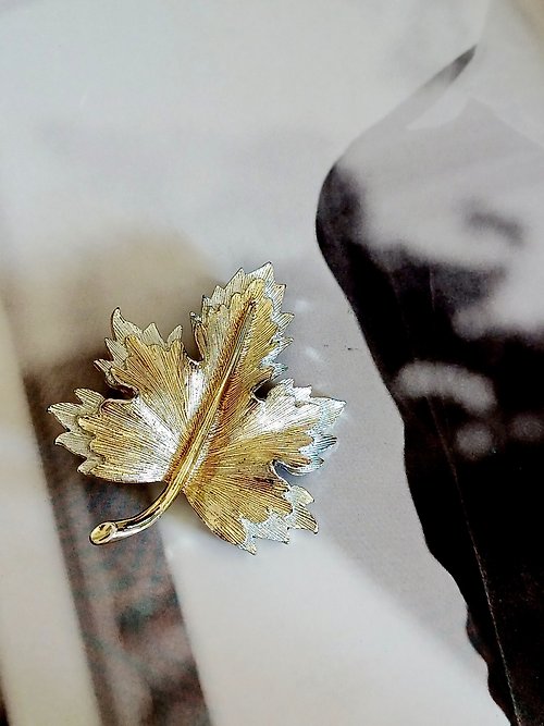 老時光製造所 vintage jewelry SARAH COV 古董雙色楓葉別針