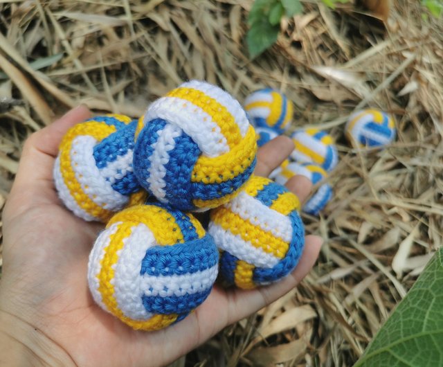 バレーボールキーホルダー、かぎ編み 野暮ったく