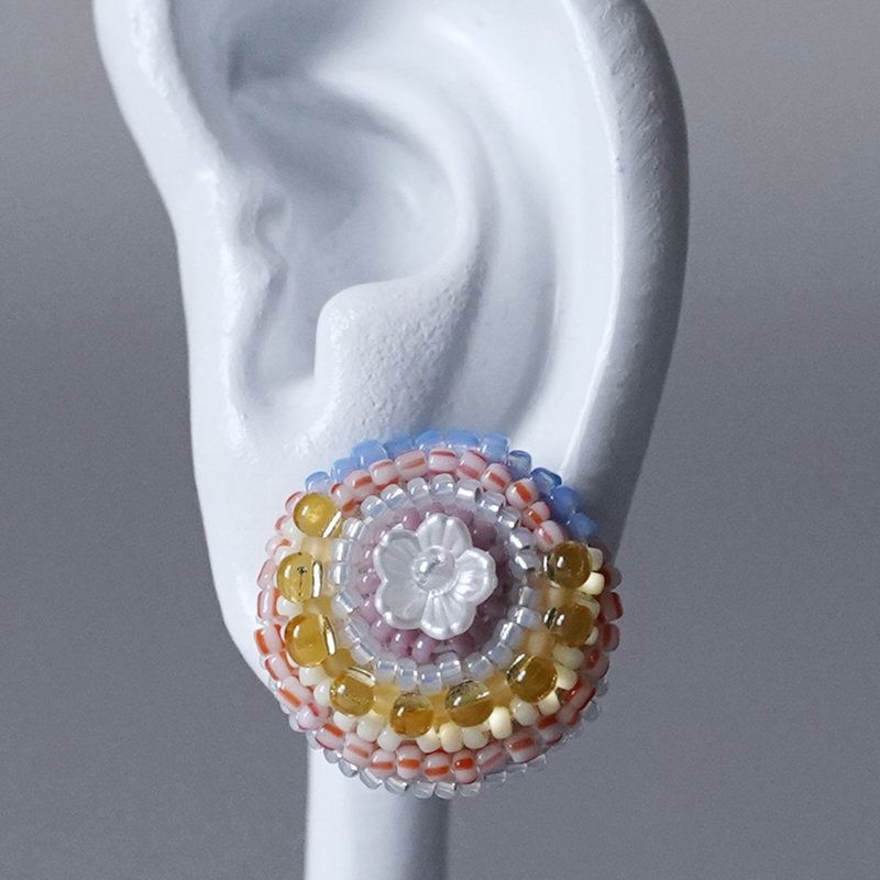 おしゃべりなイヤリング ピアス No.27 ホワイトのフラワーモチーフ×マルチカラー ビーズ刺繍デザイン 大ぶり サージカルステンレス 金具選択可 - ピアス・イヤリング - プラスチック 多色