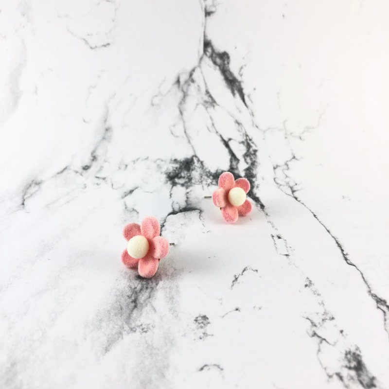 比比趣味嚴選系列-粉紅棉花糖小花耳針 不銹鋼耳針 - 耳環/耳夾/耳骨夾 - 其他材質 粉紅色