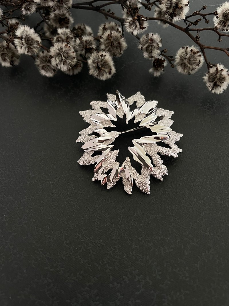 古董皇冠Trifari銀色鋸齒雪花放射雙色 別針胸針 大衣 B987 - 胸針 - 其他金屬 銀色