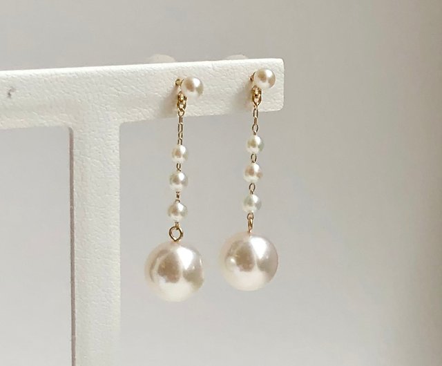 Featuring mirror-like lustrous baby akoya pearls set on yellow gold heart  earrings, the minimalist design expresses deep…