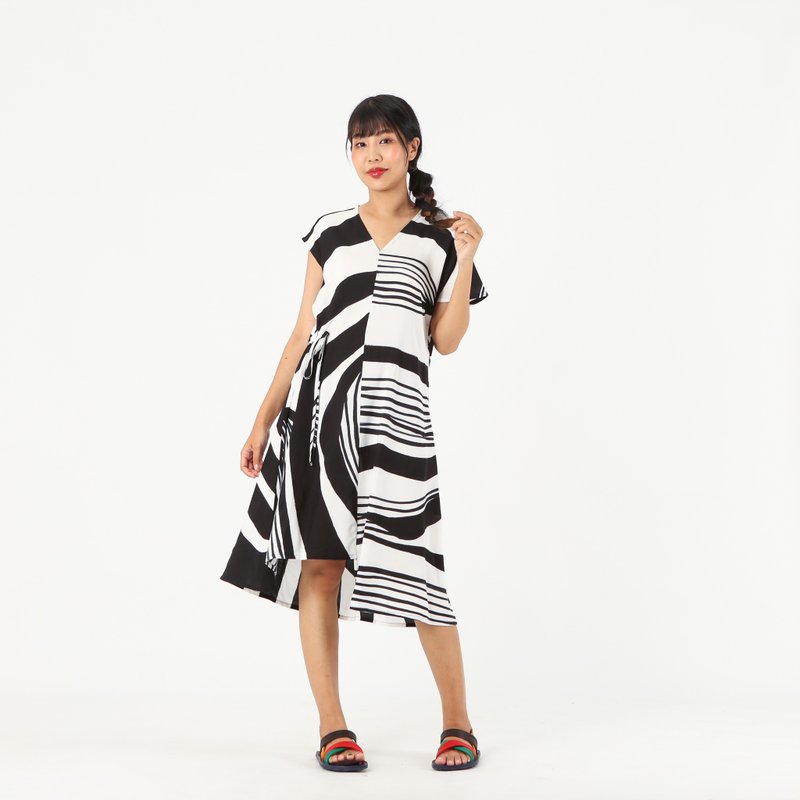 Short Dress V Nack Cotton Rayon Hand Paint Free Size - 洋裝/連身裙 - 棉．麻 黑色