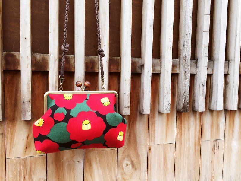 Crossbody Bag/Shoulder Bag/Kyoto Natsubaki Flower Wood Yukou Gold Bag - กระเป๋าแมสเซนเจอร์ - ผ้าฝ้าย/ผ้าลินิน สีแดง