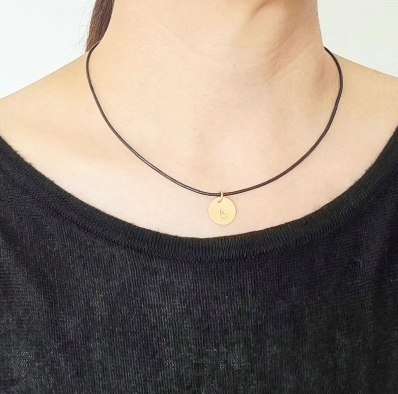 縮寫字母飾牌皮革編繩項鍊 - 項鍊 - 其他金屬 金色