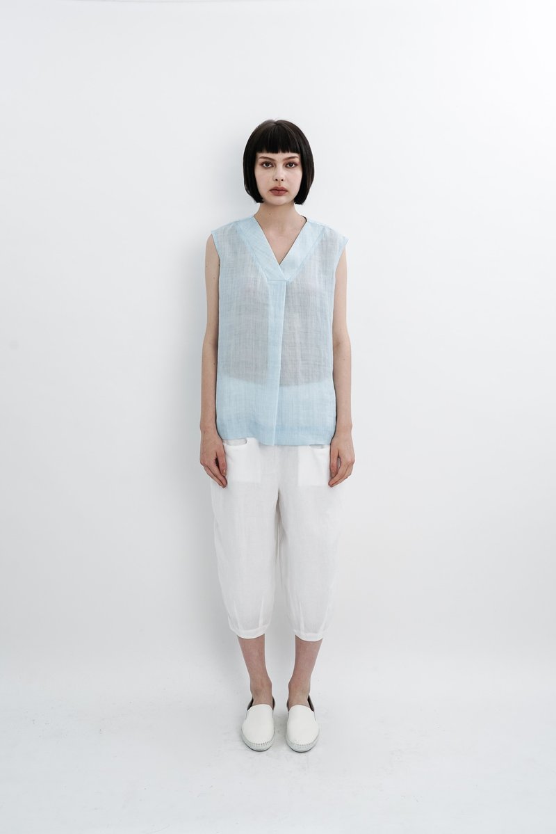 Live pleats are translucent. Light blue cotton Linen vest. Spring Summer | Ysanne - Women's Vests - Cotton & Hemp Blue