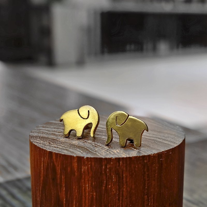 Elephant brass stud earrings - 耳環/耳夾 - 銅/黃銅 金色