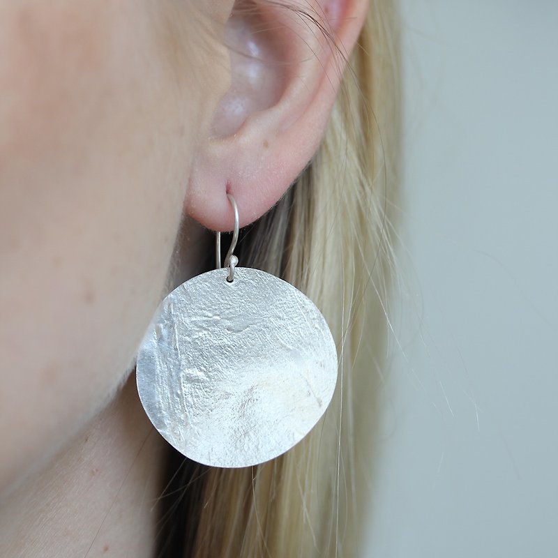 Handmade circle dangle earrings with textured surface in silver or gold (E0176) - 耳環/耳夾 - 銀 銀色