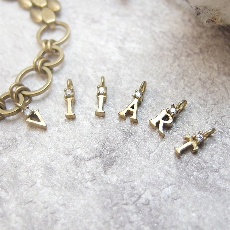 VIIART。加購商品 - 鋯石黃銅字母吊飾 - 不包含手環本體 - 手鍊/手環 - 其他金屬 金色