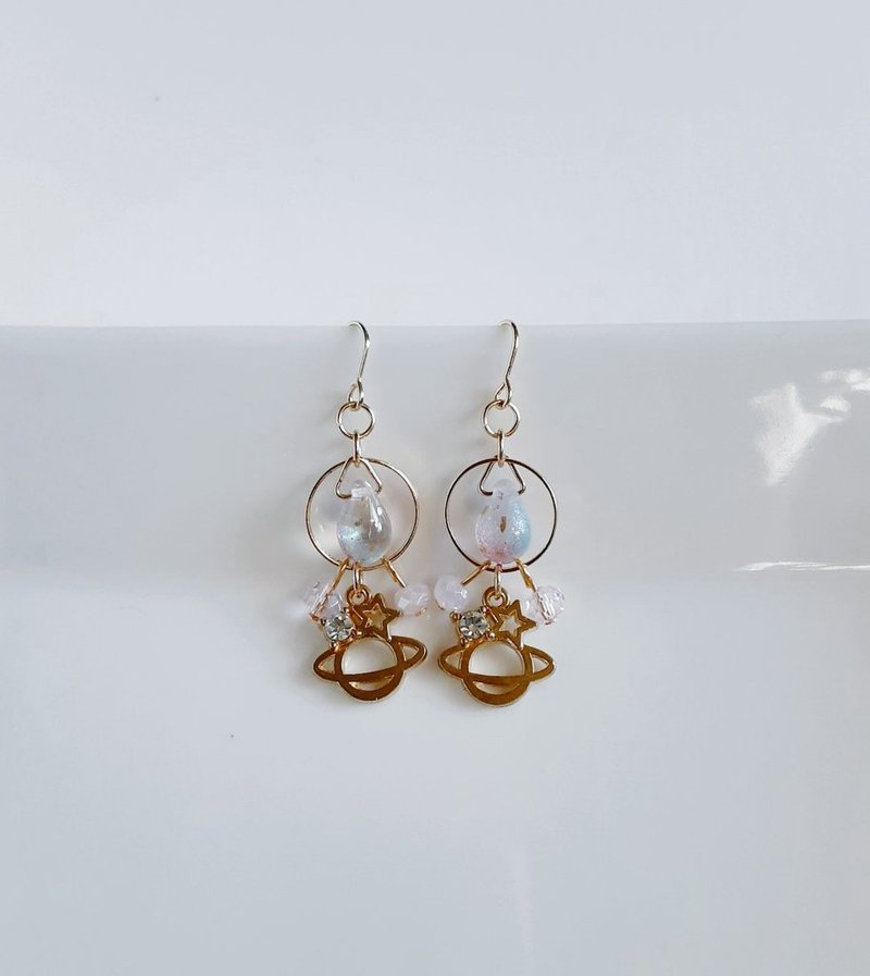 Fantasy pink color earrings with Saturn charm and circle hoops. JCJD Birthday gift Cute earrings Space motif Allergy-friendly earrings or Clip-On can be changed - ต่างหู - แก้ว สึชมพู