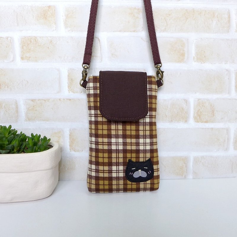 丫喵Mobile phone bag-coffee plaid fabric (with strap) - เคส/ซองมือถือ - ผ้าฝ้าย/ผ้าลินิน 