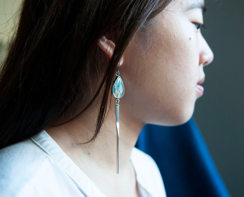Elegant, statement dangle silver earrings set with Coral Sea - ต่างหู - คริสตัล สีเงิน