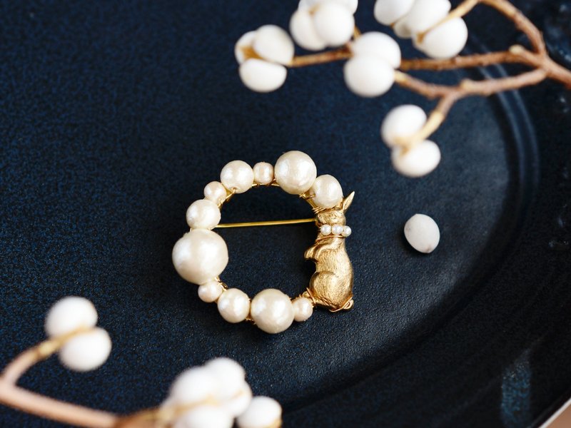 【ブローチ・Sサイズ】うさぎの花集め ヴィンテージな真鍮 リース - 胸針 - 銅/黃銅 金色