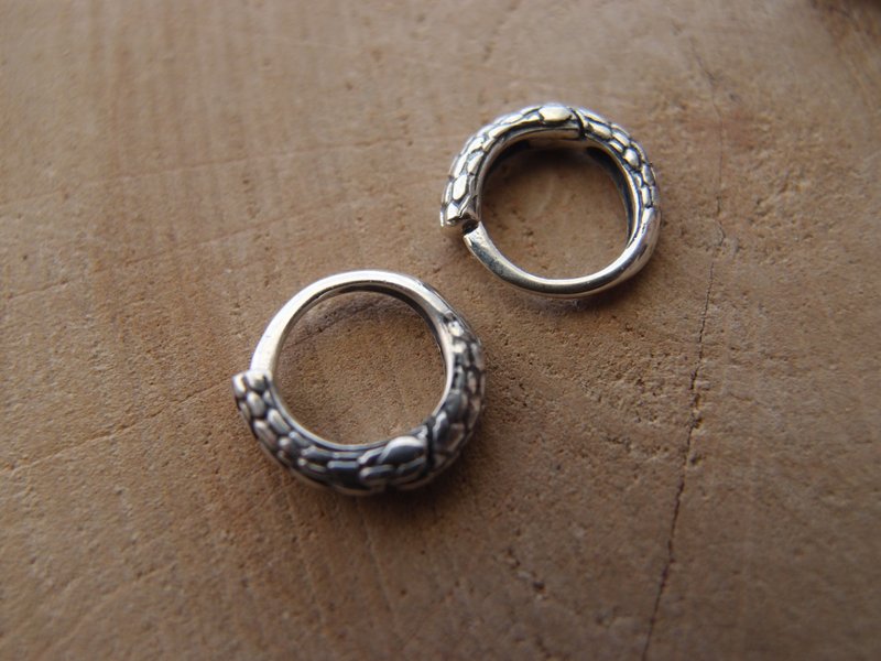 Dragon skin Huggie hoop Earrings Pair 12mm-0.4 inch Sterling Silver handcrafted - ต่างหู - เงินแท้ สีเงิน