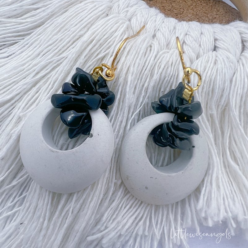 Minimalist design White concrete style with black obsidian chips dangle earrings - ต่างหู - วัสดุอีโค ขาว