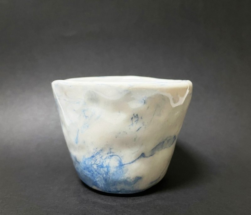 [Wuxi Studio] White magnetic clay twisted tire blue hand-squeezed water cup - Cups - Pottery White