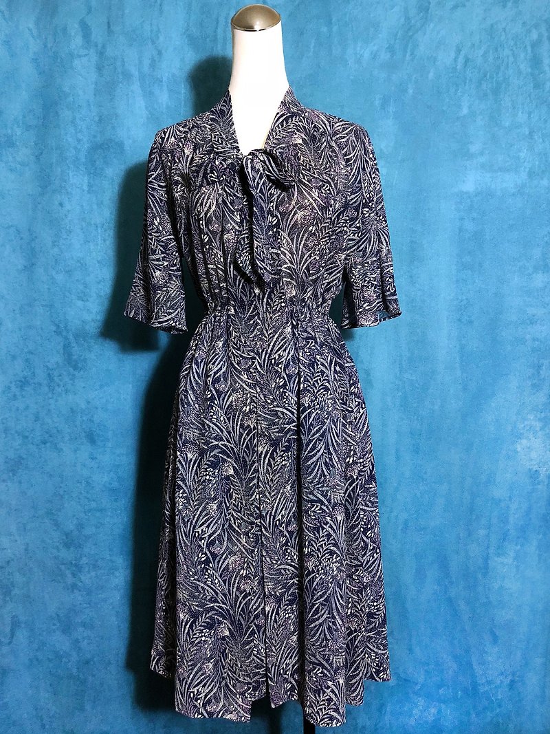 Pingpong vintage [Vintage dress / Purple flowers five-point sleeve vintage dress] bring back VINTAGE abroad - ชุดเดรส - เส้นใยสังเคราะห์ สีน้ำเงิน