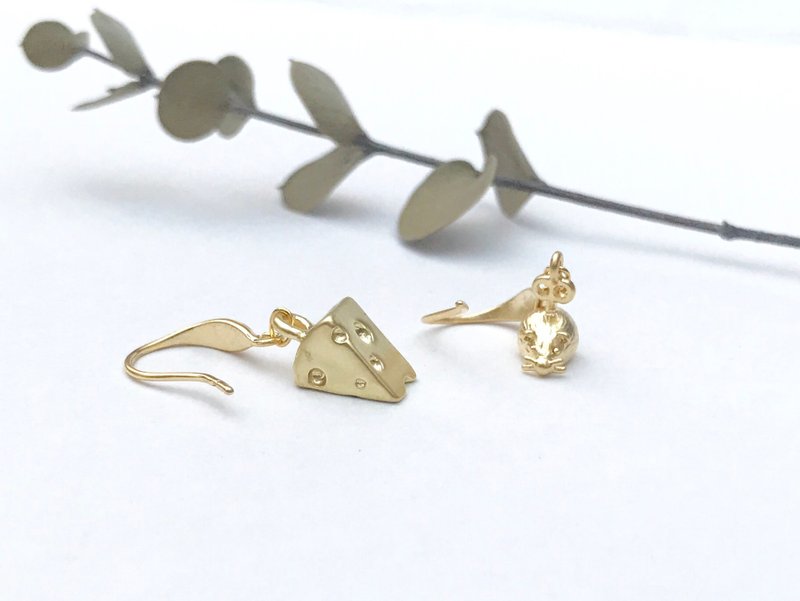 Screw-wound mouse and cheese earrings [chasing] - ต่างหู - ทองแดงทองเหลือง สีทอง