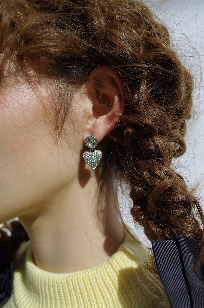 diamond studded heart earrings - ต่างหู - วัสดุอื่นๆ หลากหลายสี