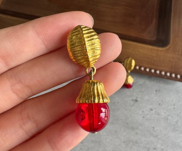 ジバンシー　GIVENCHY gold tassel pierce ジバンシーGIVENCHY gold tassel pierce