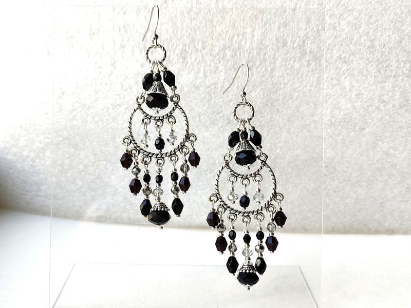 Black crystal chandler earrings boho earrings dangle earrings long Gothic - 耳環/耳夾/耳骨夾 - 玻璃 黑色