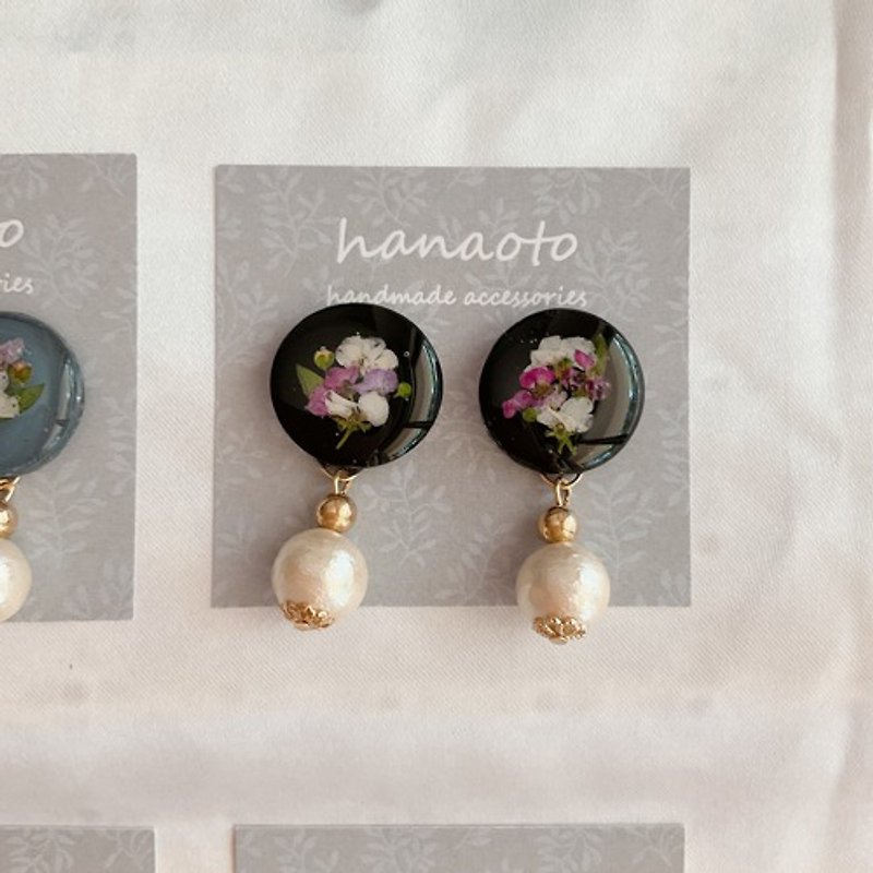 cotton pearl × dried flowers black earrings - 耳環/耳夾 - 樹脂 黑色