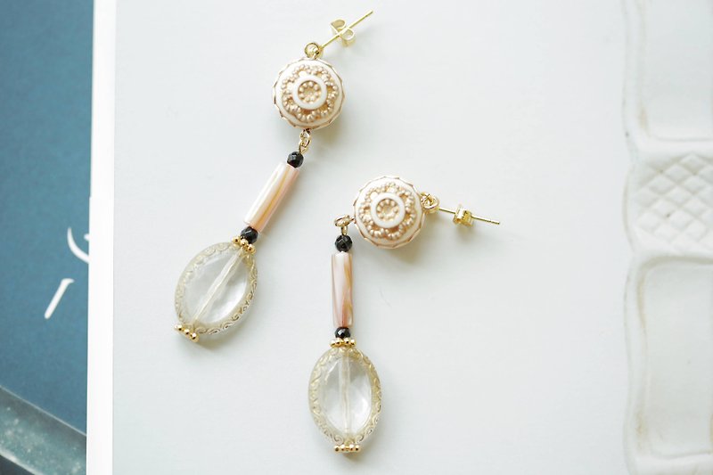 Vintage Palace Wind Earrings │ Resin vintage Antique Pearl Shells can be clipped Christmas gifts - ต่างหู - เรซิน ขาว