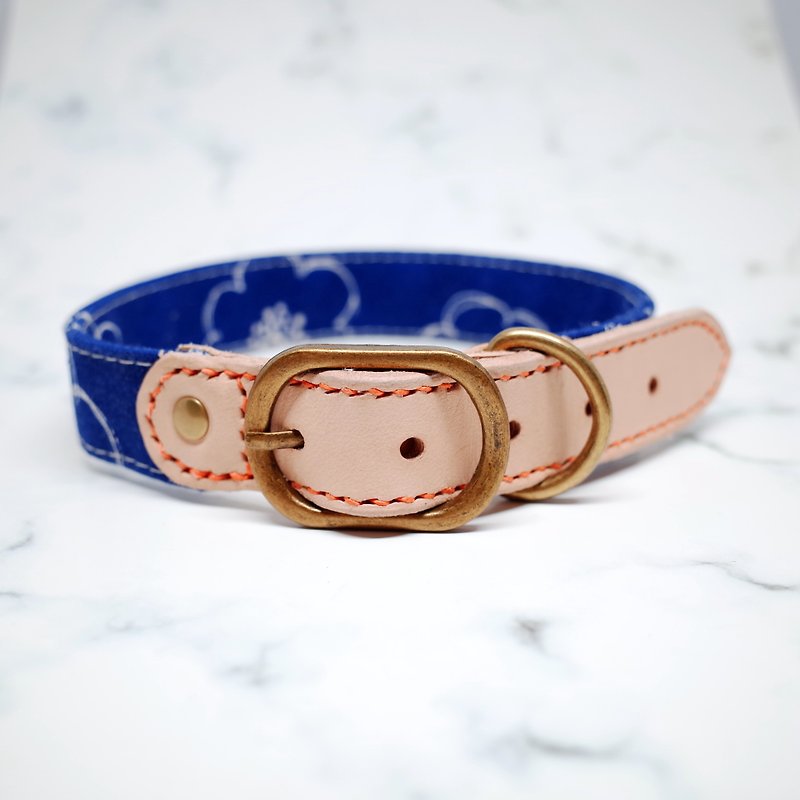 Dog collar L size 2.5 cm wide, blue background, white flower planting, kneading leather, undyed leather, free bell, gift can be purchased with tag - Collars & Leashes - Genuine Leather 