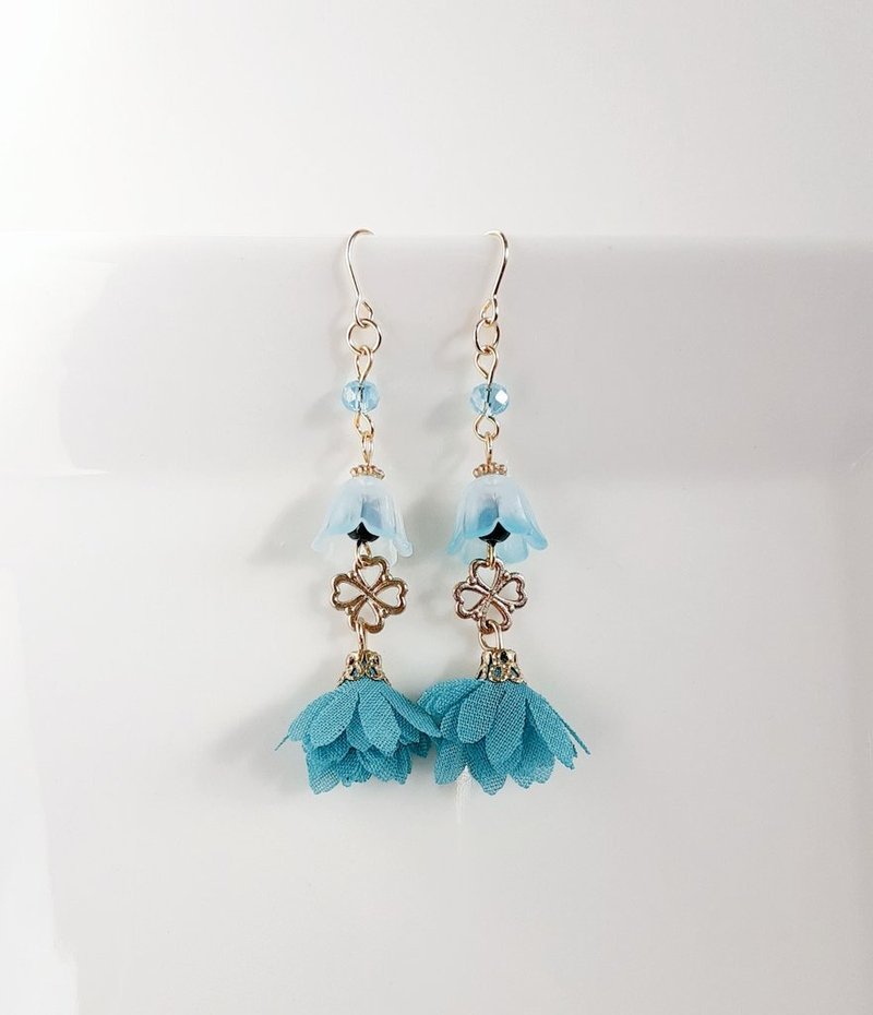 Lily of the valley beads, flower tassel and four-leaf clover earrings Aqua blue Lily of the valley Lightweight Birthday gift Allergy-friendly or Clip-On can be changed - Earrings & Clip-ons - Acrylic Blue