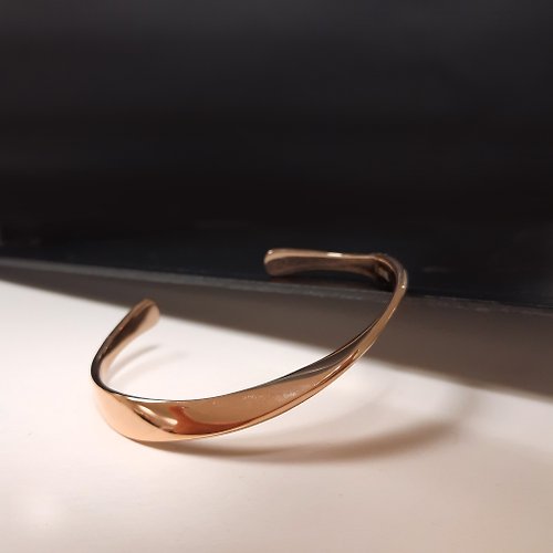 Queen Jocelyn 賈思琳 輕珠寶 開口式設計316醫療鋼玫瑰金色手環/俐落 簡約 質感 抗敏 不鏽鋼